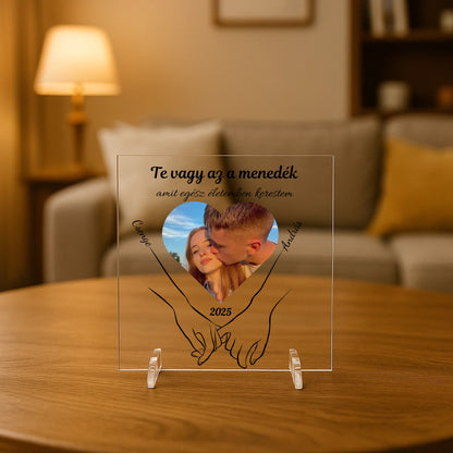 Átlátszó akril táblával díszített nappali