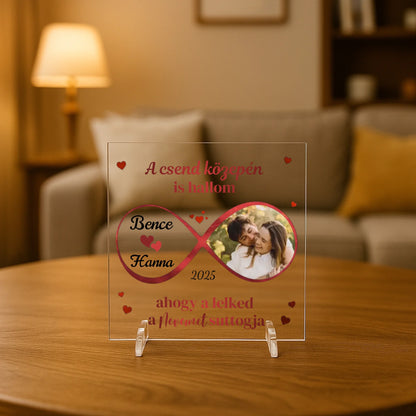 Átlátszó akril táblával díszített nappali